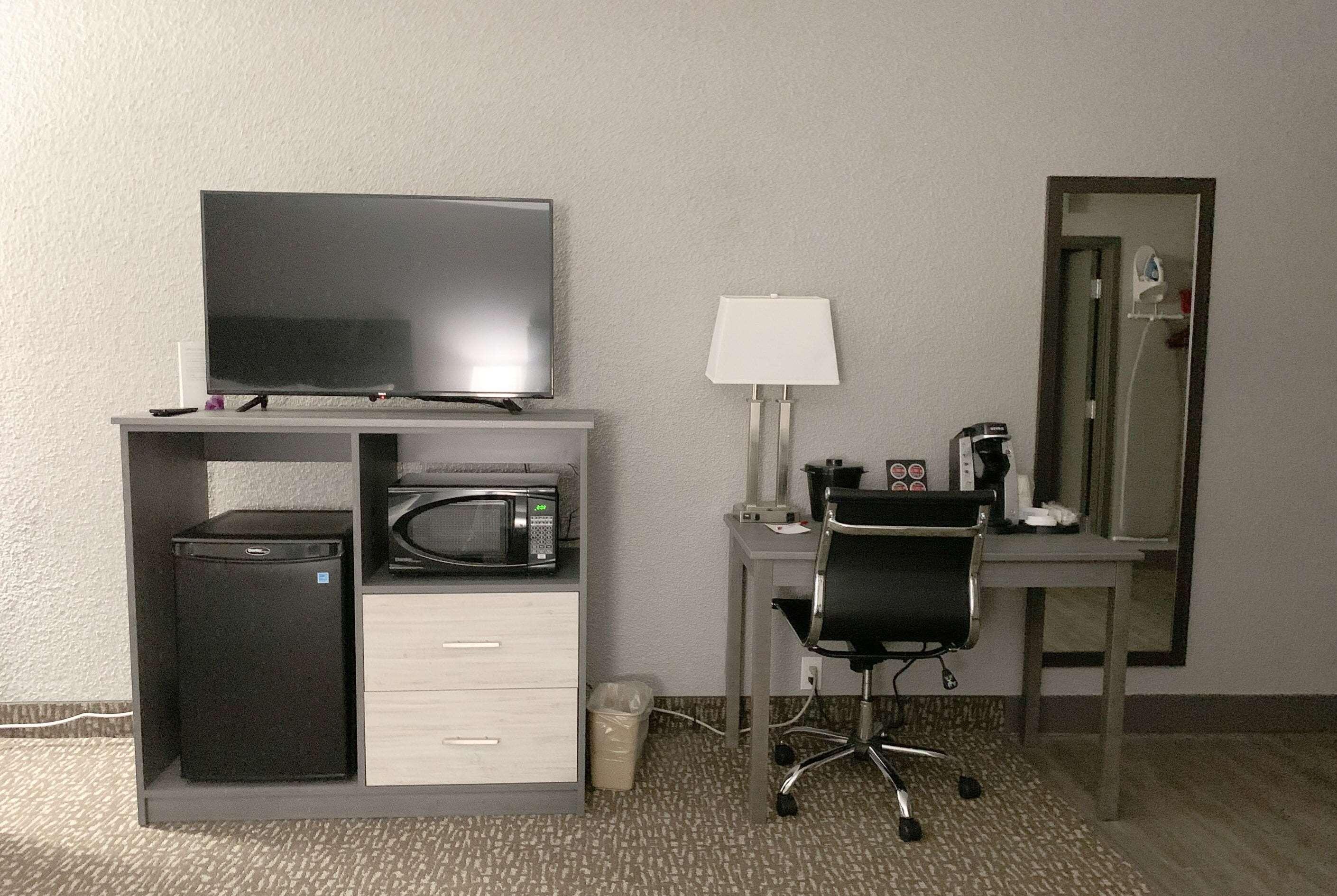 Ramada By Wyndham Edmonton Yellowhead Nw 외부 사진