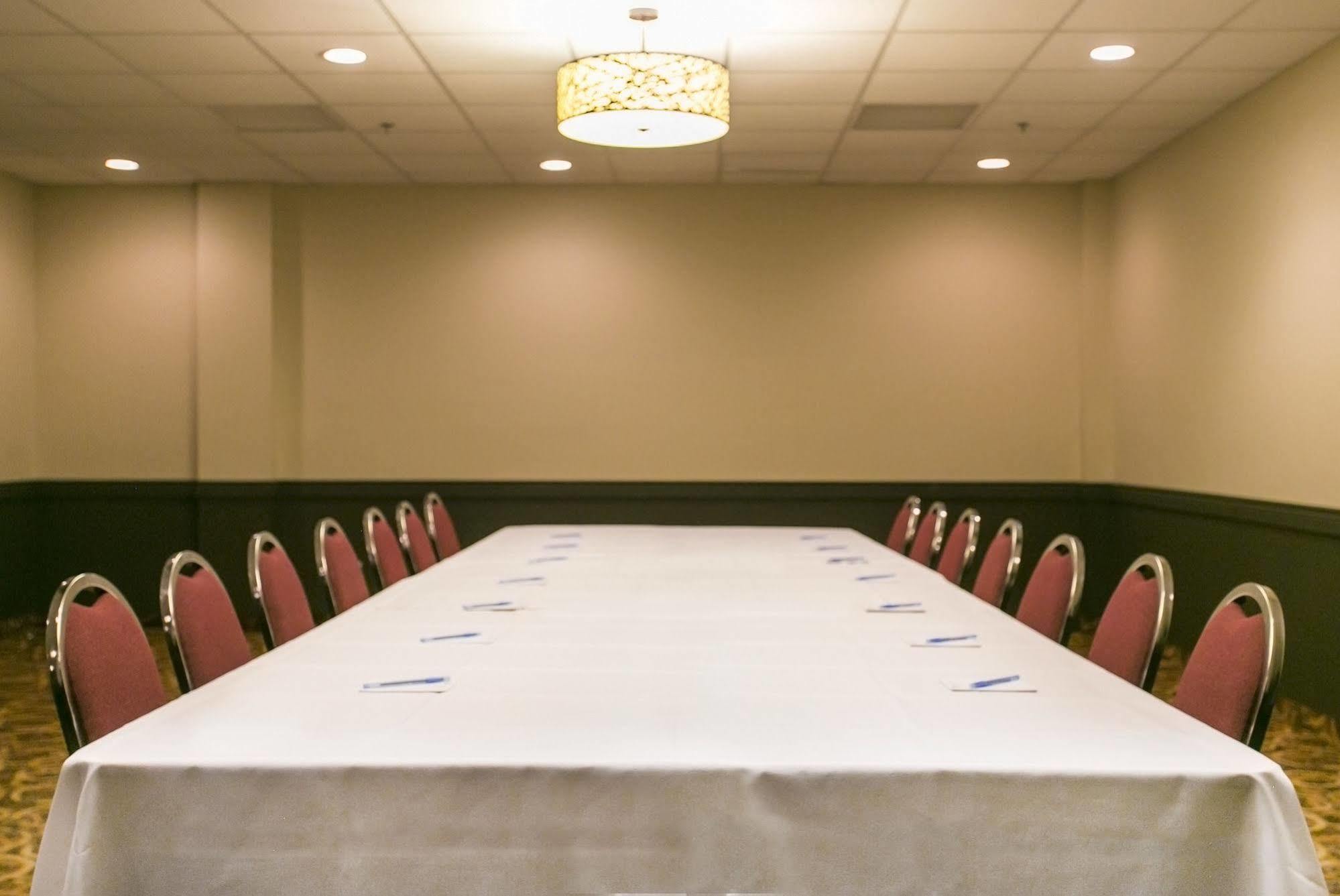 Ramada By Wyndham Edmonton Yellowhead Nw 외부 사진