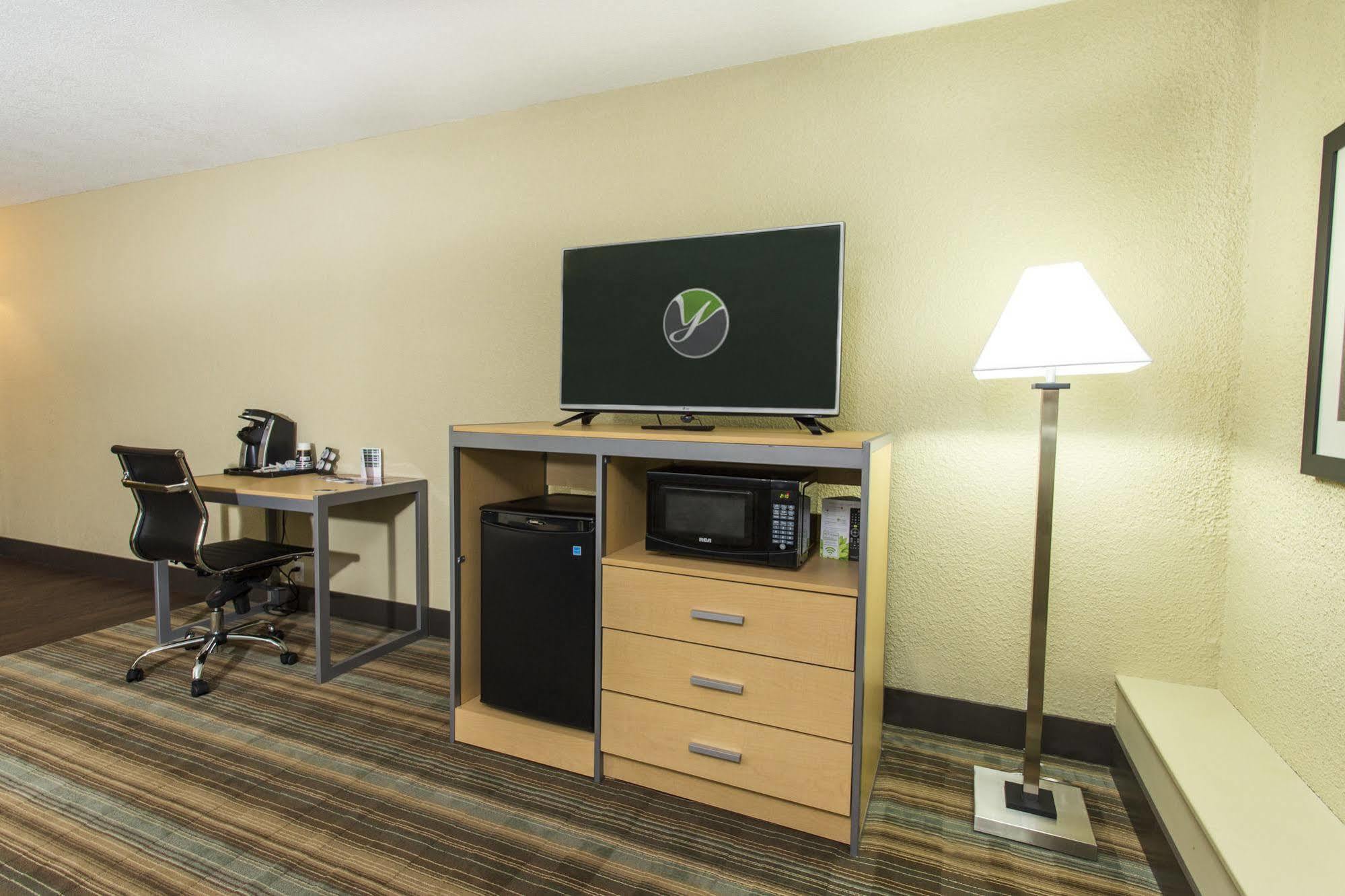 Ramada By Wyndham Edmonton Yellowhead Nw 외부 사진