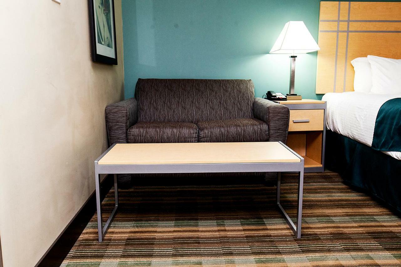 Ramada By Wyndham Edmonton Yellowhead Nw 외부 사진