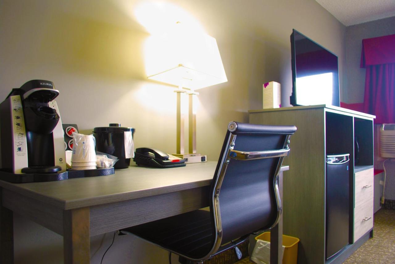 Ramada By Wyndham Edmonton Yellowhead Nw 외부 사진